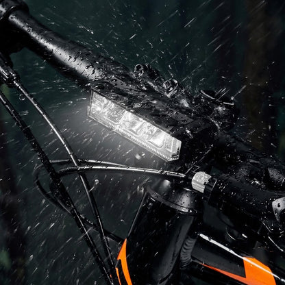 Cykellygte LED lyser på en mountainbike i kraftig regn