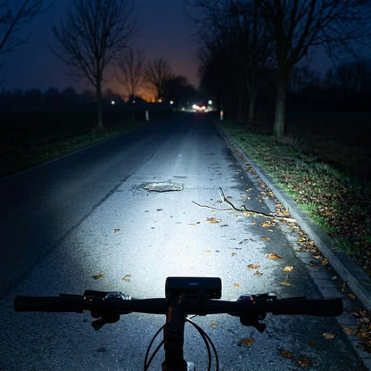 Cykellygte LED med 1000 lumen oplyser en mørk cykelsti