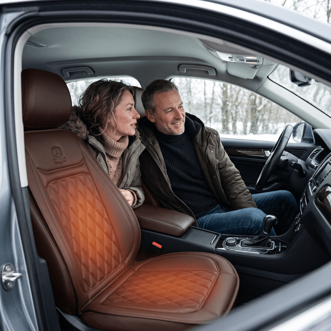 Par i bilen med varmesæde i brun