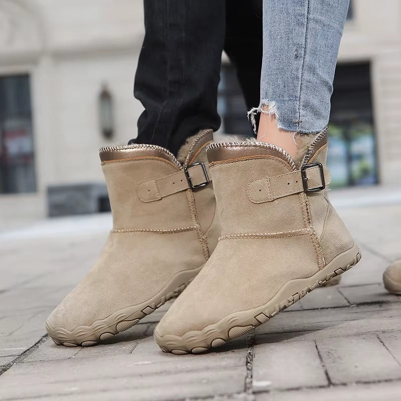 Vinterstøvler i sandbeige båret på fortovet