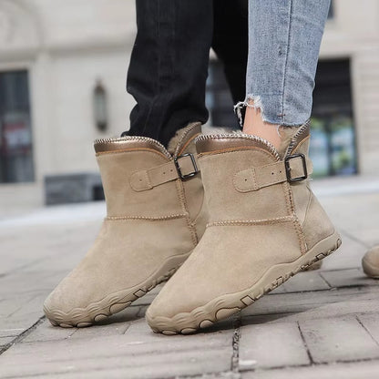 Vinterstøvler i sandbeige båret på fortovet