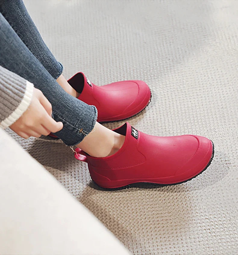 Korte gummistøvler dame i fuchsia, mens de tages på