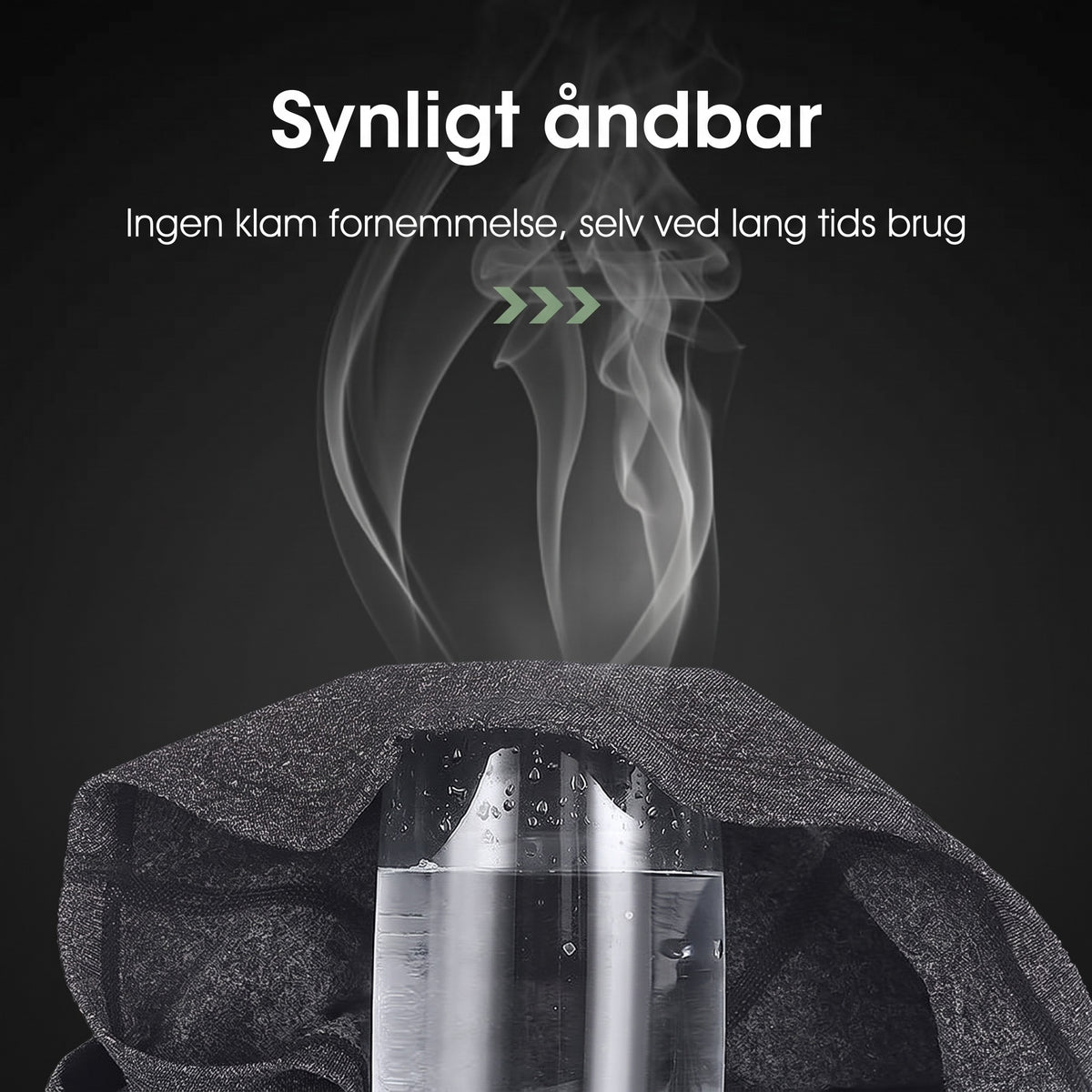 Balaclava stof over et glas varmt vand – dampen trænger igennem, synligt åndbar