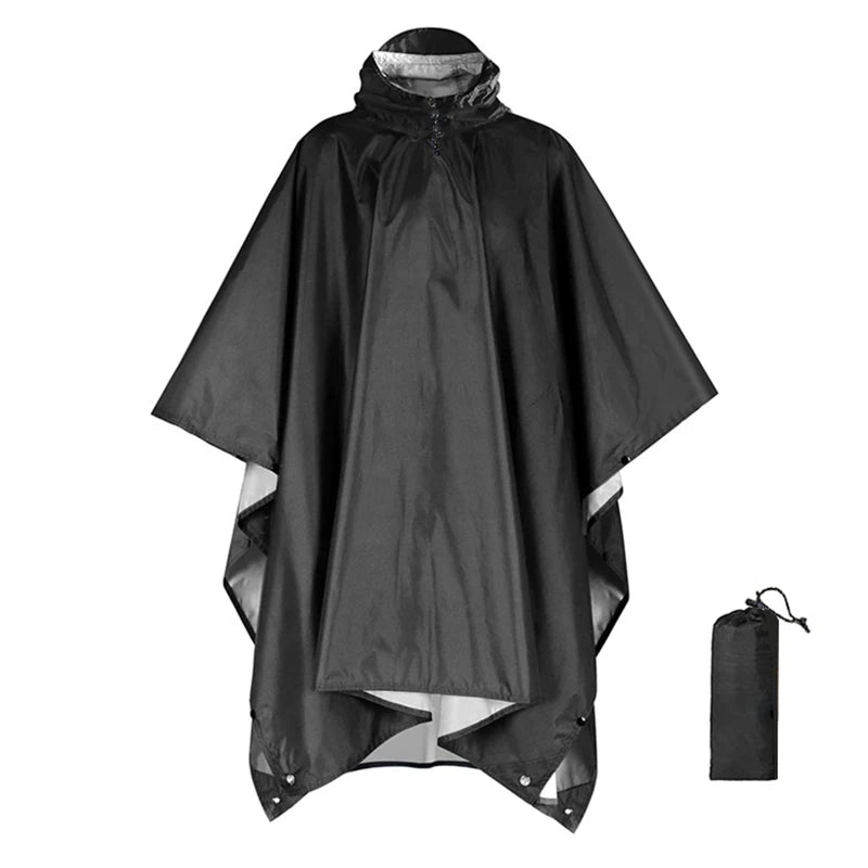 Regnponcho grøn på model med rygsæk
