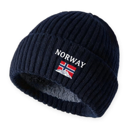 Strikhue, farve: marineblå, med NORWAY-broderi på hvid baggrund