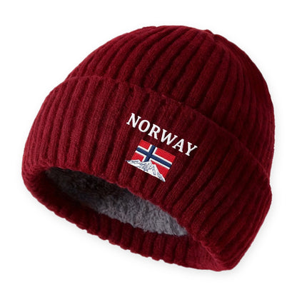 Strikhue, farve: bordeaux, med NORWAY-broderi på hvid baggrund