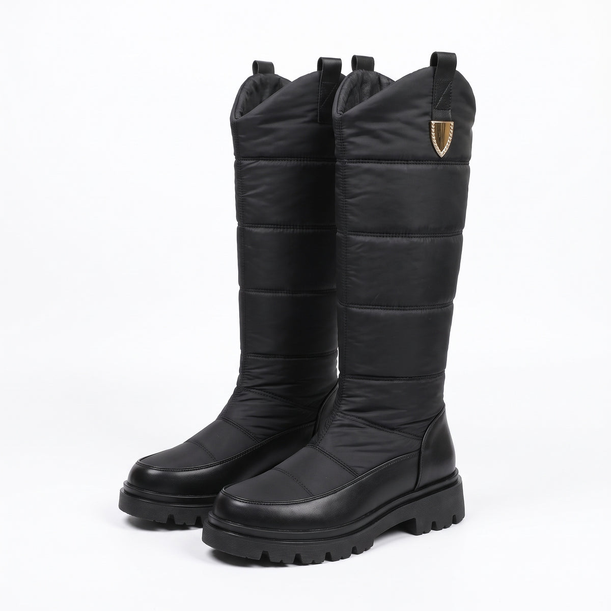 Vinterstøvler dame sort, højt quiltet skaft med pynteclips og mønstersål, på hvid baggrund